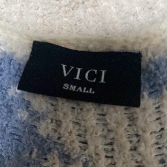 Vici Cardigan in Relaxed Fit. Soft and Plush with Pockets. Size Small. - Picture 6 of 6